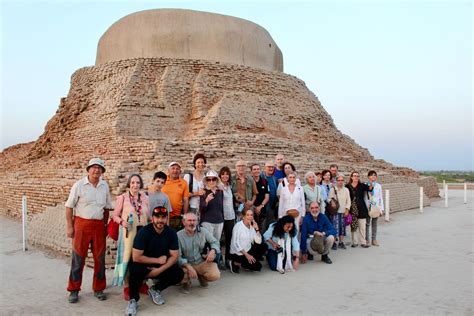  Journey Through the Indus: A Celebration of Pakistani Sculpture – Unveiling the Majesty of Ancient Craftsmanship!